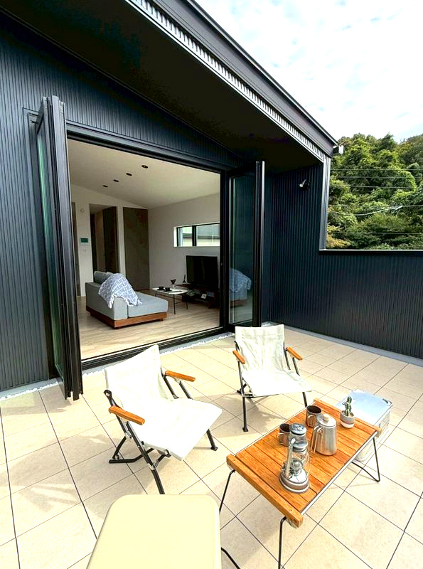 ラフシアNAGANUKIⅡ　新築モデルのバルコニー|開放的なオープンウインドウのアウトドアリビング