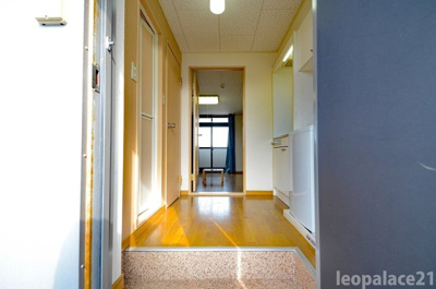 【玄関】 | レオパレスリバーサイド本町 | 設備・仕様は号室により異なる為、現況を優先致します。