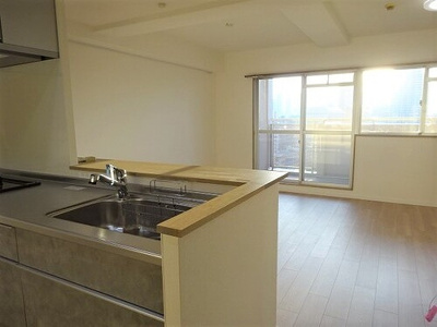 【居間・リビング】 | 淀川リバーサイドタウンさくら１３ | ＬＤＫ約１４．４畳　※前回募集時／２０２４年７月の写真