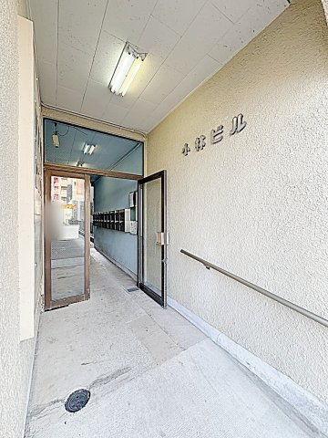 小林ビルのエントランス