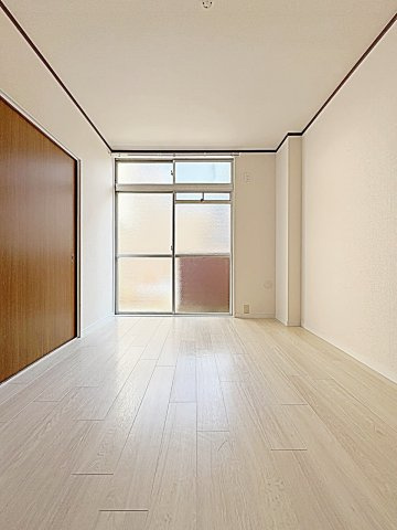 小林ビルの洋室