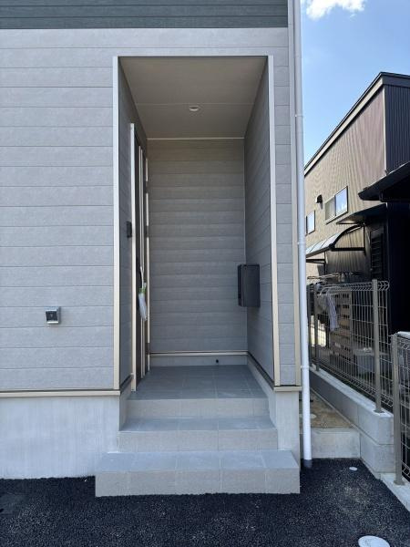 碧南市福清水町４丁目の新築一戸建の玄関|訪れる人を心地よく迎え入れます。