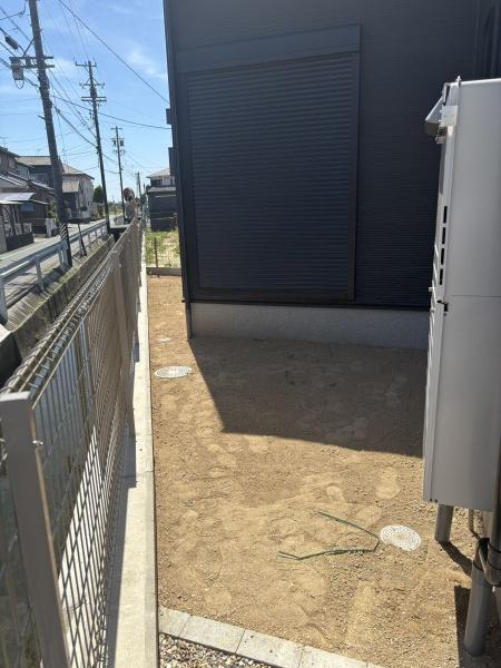 岡崎市中島町01期　全2棟・2号棟の庭|草花で飾れるお庭。