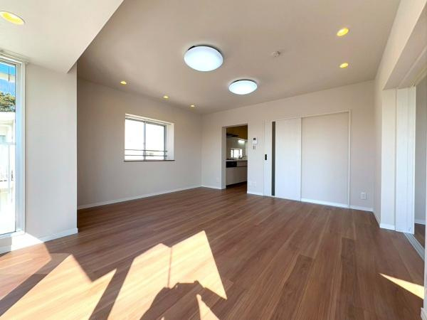 ガーデンテラス白根台９号棟の居間・リビング|バルコニー側から見たリビングです。家具・家電が配置しやすい間取りですね！