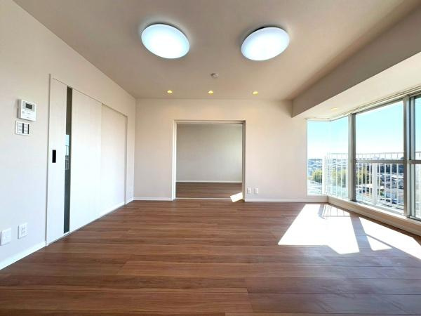 ガーデンテラス白根台９号棟の居間・リビング|窓が大きくてとても開放的ですね！