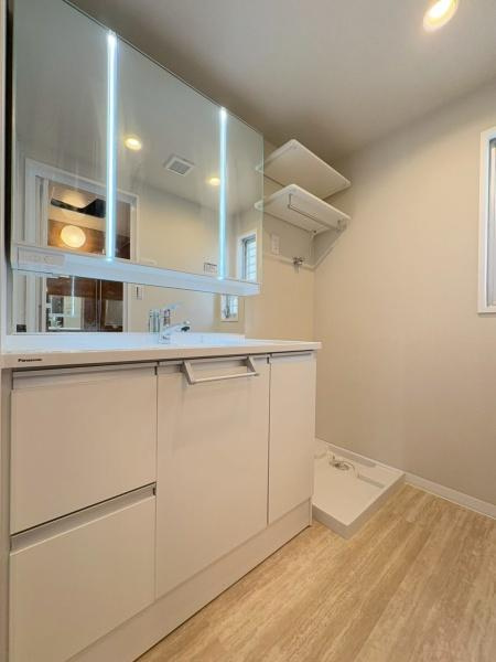 ガーデンテラス白根台９号棟の独立洗面台|三面鏡です。シンプルに使いやすさが考えられた洗面台ですね。