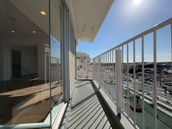 ガーデンテラス白根台９号棟のバルコニー|陽当たり良好のバルコニー・お布団も・お洗濯物も沢山干せます！