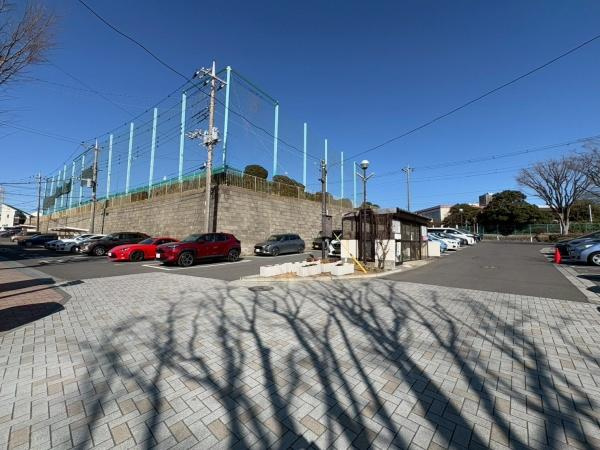 ガーデンテラス白根台９号棟の駐車場|平面駐車場になります。