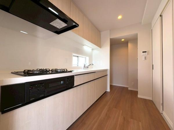 ガーデンテラス白根台９号棟のキッチン|収納棚とキッチン奥にパントリーがあるので食品のストックがあっても安心ですね！