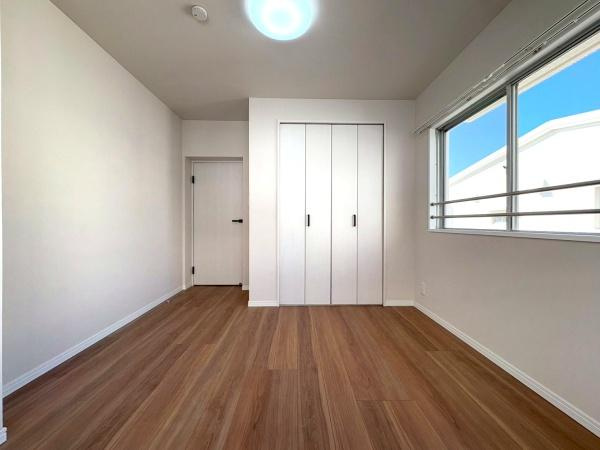 ガーデンテラス白根台９号棟の寝室|寝室5.5帖！ベッドを置いても充分な広さがあります！