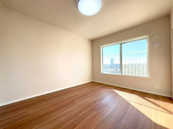 ガーデンテラス白根台９号棟の洋室|洋室6帖！リビングに繋がる洋室です。可動式扉がついてるのでリビングを広々使うこともプライベート空間を作ることもできます！