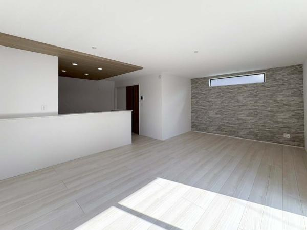 相模原市緑区下九沢の新築一戸建の居間・リビング|食事も団らんも、すべてがここに。