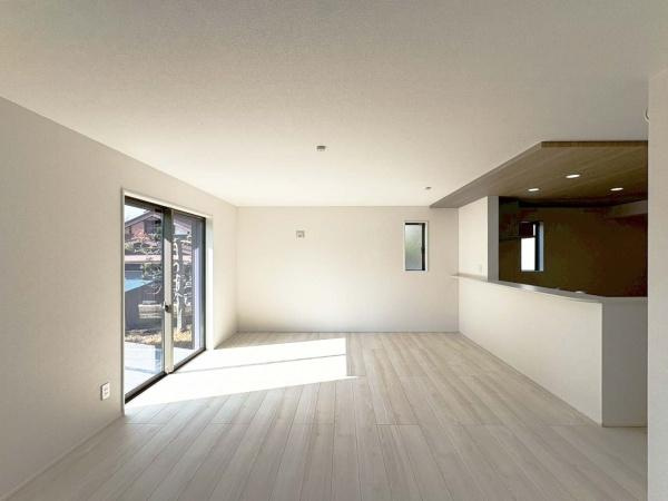 相模原市緑区下九沢の新築一戸建の居間・リビング|開放感とくつろぎが調和する、LDK。