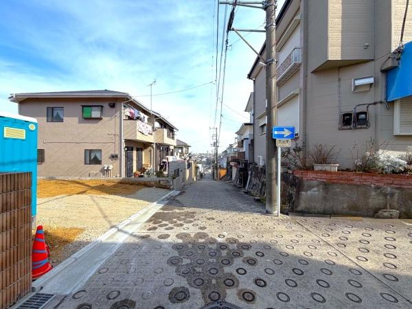 横浜市南区永田北３丁目の新築一戸建の前面道路含む現地写真|前面道路