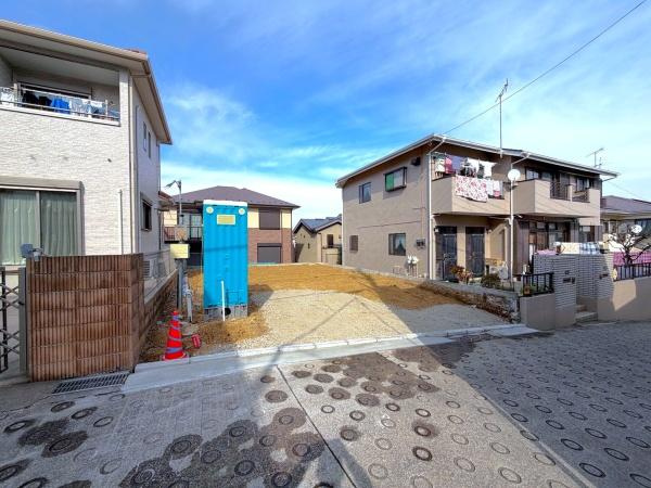 横浜市南区永田北３丁目の新築一戸建の前面道路含む現地写真