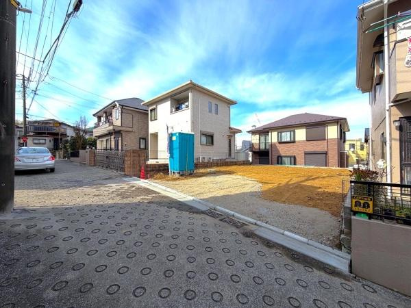 横浜市南区永田北３丁目の新築一戸建の前面道路含む現地写真