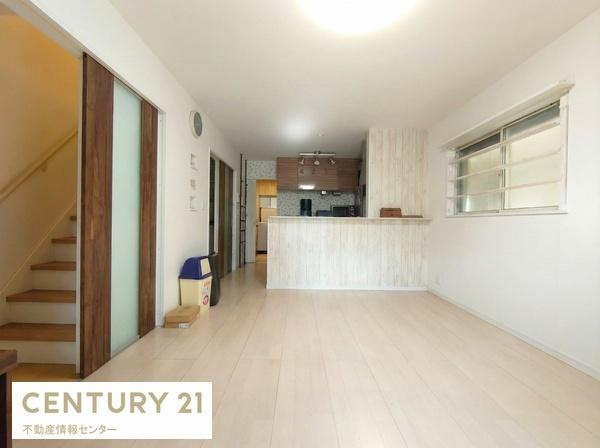 【居間・リビング】 | 泉尾３丁目　中古戸建 | 南西向きの陽当たりの良いリビングです。
※画像はAI加工により家具、小物を消去します。