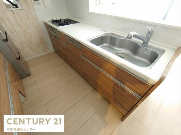 【キッチン】 | 泉尾３丁目　中古戸建 | 対面式キッチンで小さなお子様がいても安心です！
※画像はAI加工により家具、小物を消去してます。