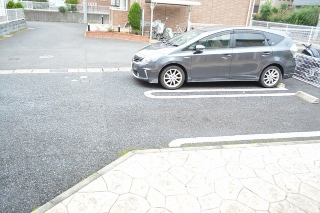 プラウド幕張本郷Ⅳの駐車場