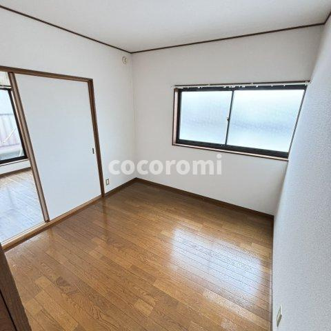 招堤南町　車庫付戸建の洋室