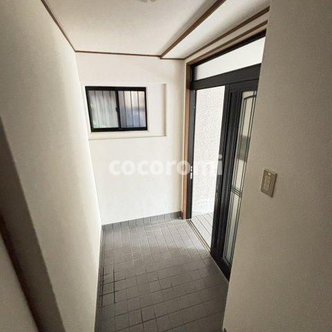 招堤南町　車庫付戸建の玄関