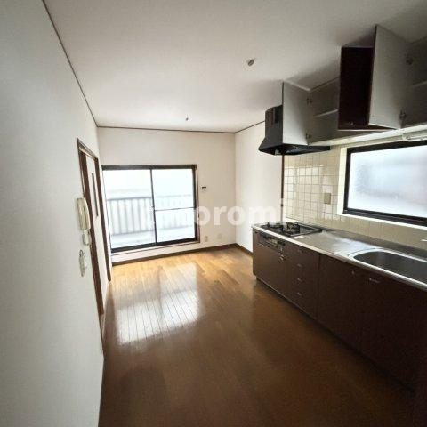 招堤南町　車庫付戸建の居間・リビング