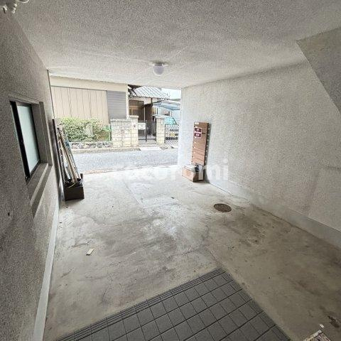 招堤南町　車庫付戸建の駐車場