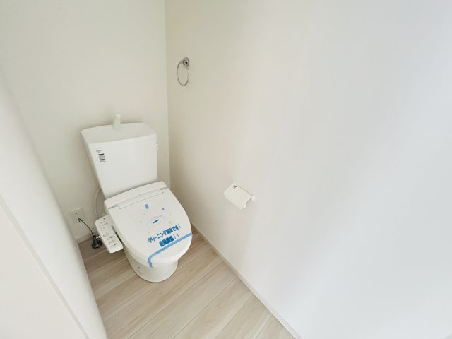 新築　佐波郡玉村町1期　2号棟のトイレ|現地写真　節水タイプのウォシュレット付きトイレ、水道料節約に一役買います！							
