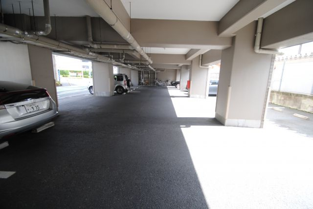 ケープラスの駐車場