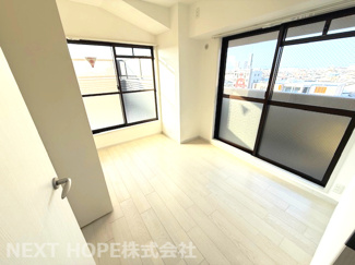 【洋室】 | パールヒル尼崎　最上階角部屋・リフォーム済 | 二面採光の明るく開放的な室内です！！ぜひ現地でご確認ください！お気軽にネクストホープ不動産までお問い合わせを！！