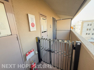 【玄関】 | パールヒル尼崎　最上階角部屋・リフォーム済 | 玄関前には専用ポーチがあり、プライバシーが守れます♪