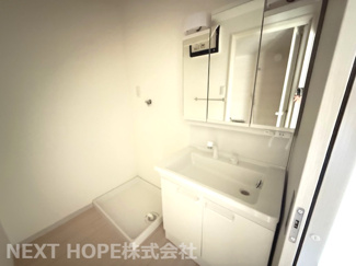【独立洗面台】 | パールヒル尼崎　最上階角部屋・リフォーム済 | 新品の洗面化粧台です♪シャワー水栓で使い勝手も良いです！鏡は三面鏡になっております♪