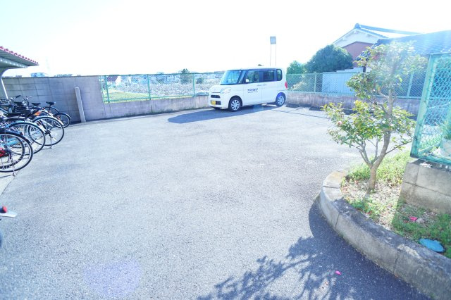 アスカ２１大和小泉の駐車場
