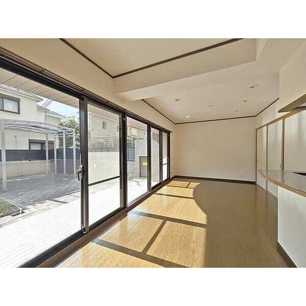 ライオンズガーデン勝川の居間・リビング