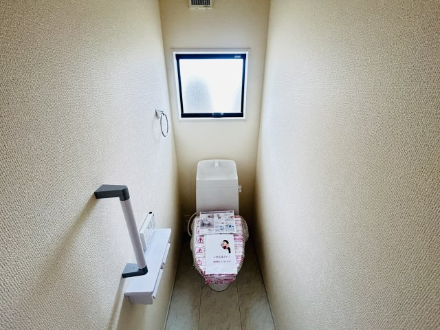 新築　伊勢崎市国定町第3　Livele Garden.S　2号棟のトイレ|現地写真　節水タイプのウォシュレット付きトイレ、水道料節約に一役買います！							
