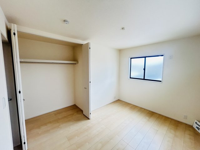 新築　伊勢崎市国定町第3　Livele Garden.S　2号棟の収納|現地写真　それぞれのお部屋に収納スペースがあるのでお片付け上手で室内もスッキリ♪							
						

						

