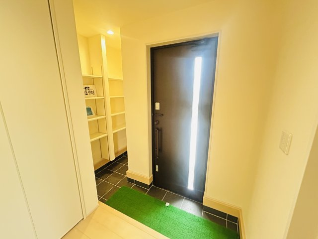 新築　伊勢崎市国定町第3　Livele Garden.S　2号棟の玄関|現地写真　３０足以上収納できる下駄箱、狭い玄関もスッキリ使用できます。							
