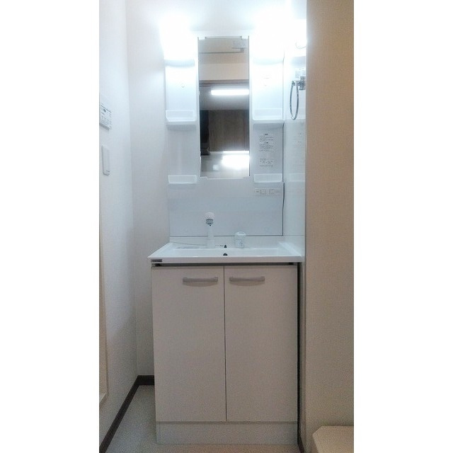 大和市大和東２丁目のアパートの洗面所|明るい洗面所です