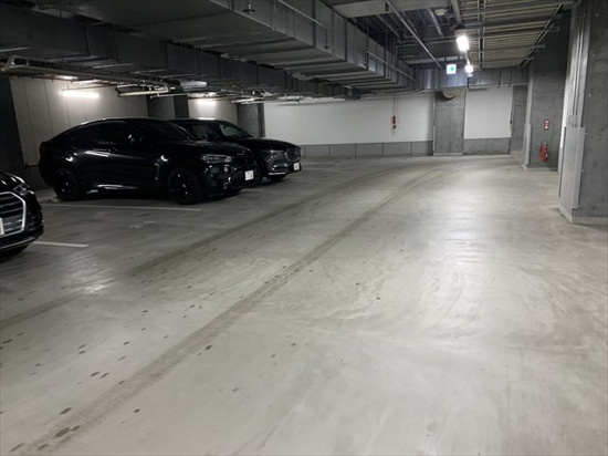 ベイズタワー&ガーデンの駐車場