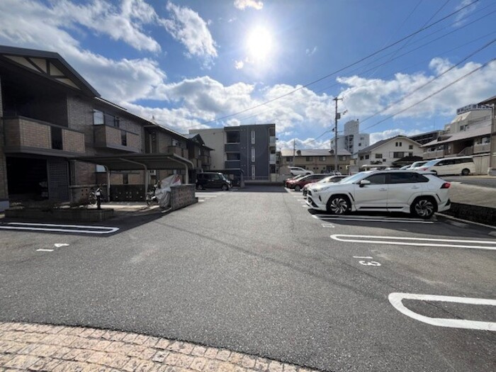 リビングタウン宮の町A棟の駐車場
