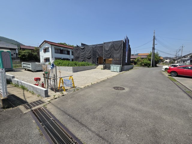 新築　桐生市天神町第3　クレイドルガーデン　１号棟の前面道路含む現地写真|現地写真　東側接道幅員約6ｍ　北側接道幅員約4ｍ		