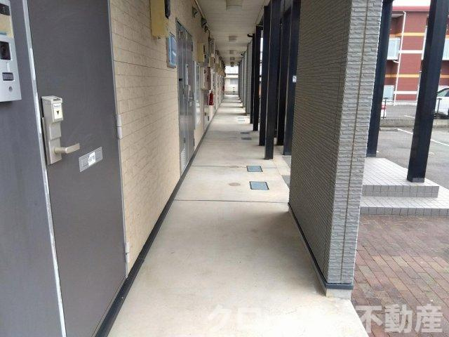 レオパレスあいれすと田村のエントランス