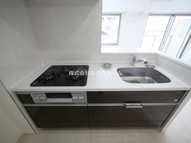 イニシオ山水のキッチン|コンパクトなキッチンで掃除もラクラク