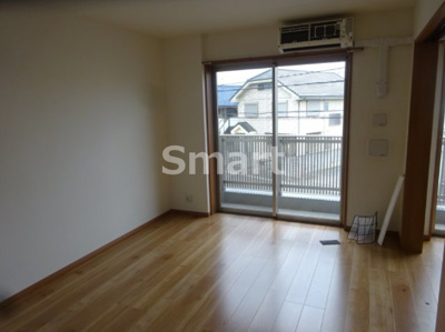 【寝室】 | カーサ・エストレーラ | 朝日の射し込む室内です