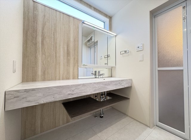 【洗面所】 | 志木市上宗岡3丁目　新築一戸建住宅　全1棟　(志木本店) | ワイドカウンターのオープンサニタリー。カウンターが広いため洗顔からメイクまでその場で完結できます。
また広々とした洗面脱衣所は身動きがとりやすいのでお子様のお風呂上がりの支度にも便利。