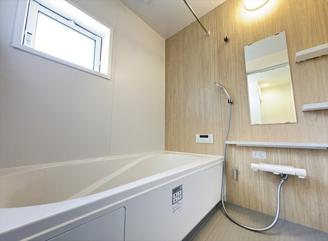 【浴室】 | 志木市上宗岡3丁目　新築一戸建住宅　全1棟　(志木本店) | ゆとりのある広々一坪タイプのバスルーム。浴室乾燥機が付いているので雨の日はもちろん、花粉症の方も安心して洗濯物が干せますよ。浴室内のカビの発生も防げるので衛生面でも安心です。
