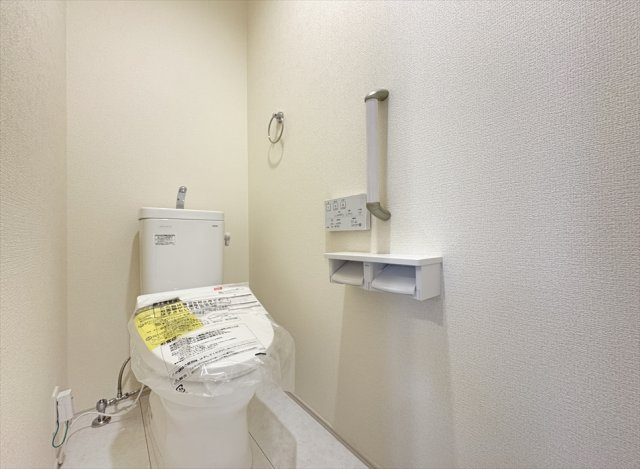 【トイレ】 | 志木市上宗岡3丁目　新築一戸建住宅　全1棟　(志木本店) | 1階トイレ／家族を感染症から守る温水洗浄便座を完備。