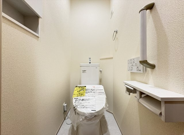 【トイレ】 | 志木市上宗岡3丁目　新築一戸建住宅　全1棟　(志木本店) | 2階トイレ／手すりが完備されているので妊婦さんや病中・病後の方でも安心。