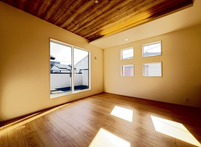 【洋室】 | 志木市上宗岡3丁目　新築一戸建住宅　全1棟　(志木本店) | 8帖の主寝室は間接照明付きの折上天井で上質な住空間となっております。