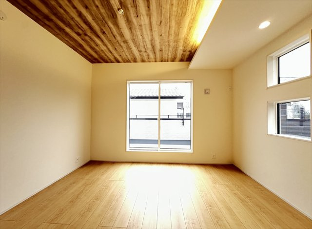 【洋室】 | 志木市上宗岡3丁目　新築一戸建住宅　全1棟　(志木本店) | 窓がたくさんあり、優しい自然光が部屋の隅々まで行き渡ります。